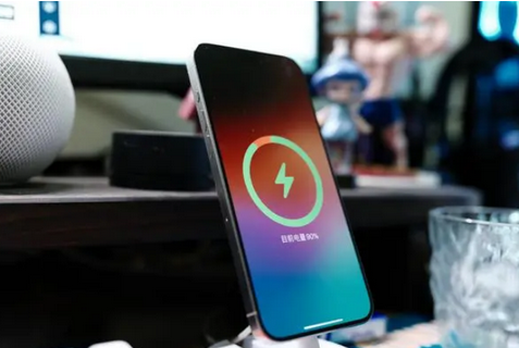 龙门苹果15换屏服务分享用什么充电器给iPhone15充电更好 